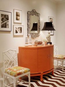 Foyer personalized with photos, lamps and chairs